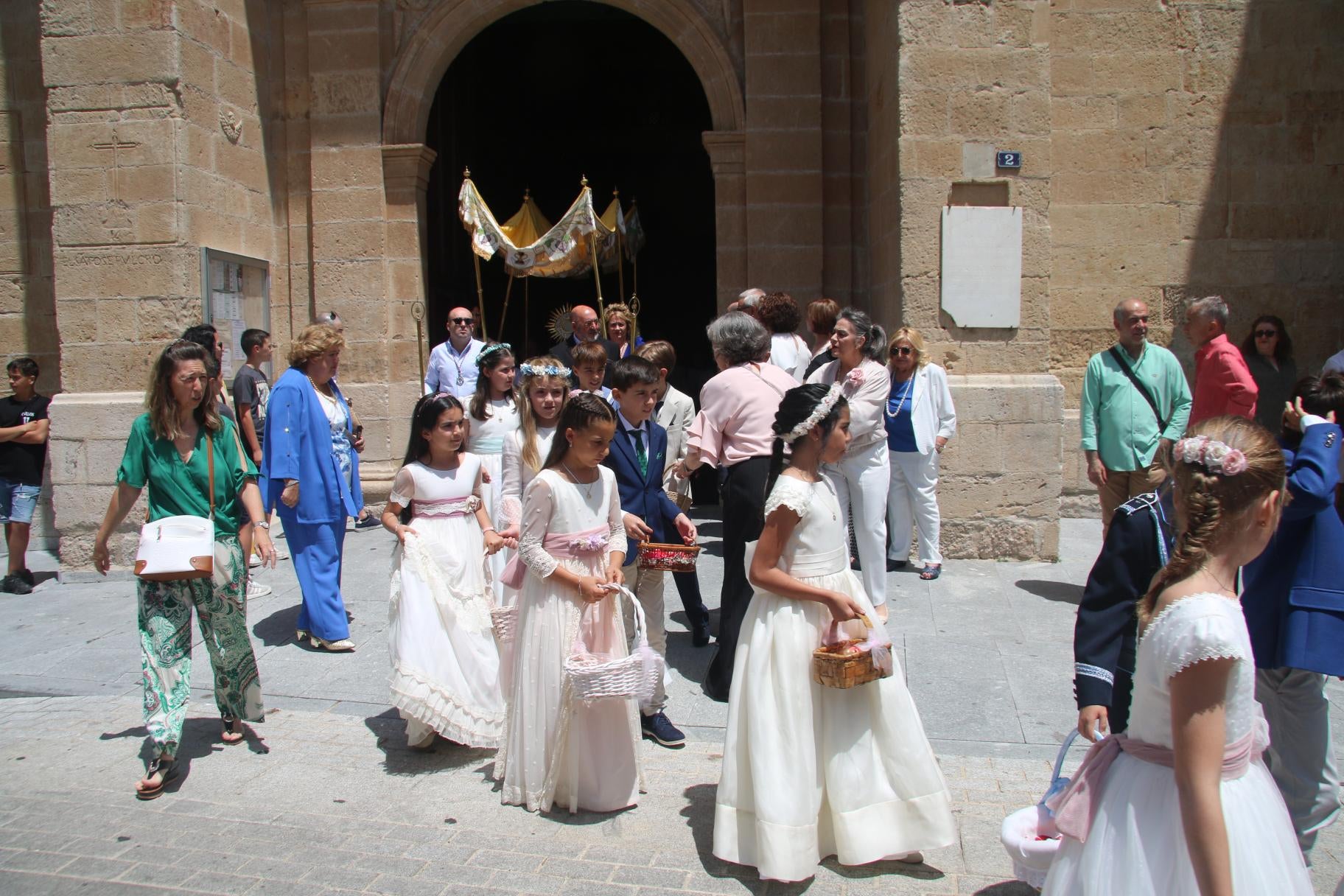 Villares honra sus tradiciones con el día del Santísimo
