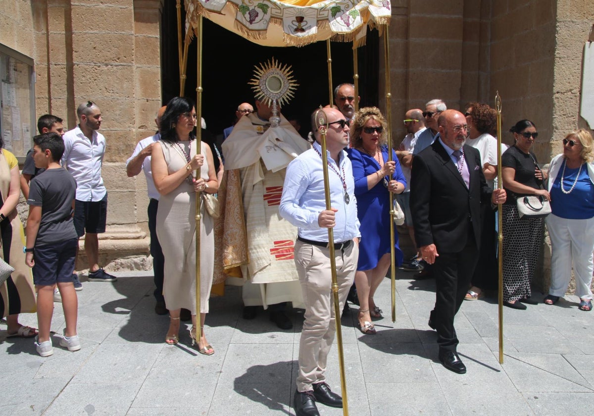 Villares honra sus tradiciones con el día del Santísimo