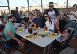 Una familia en la degustación de la paella en Monterrubio de la Sierra.