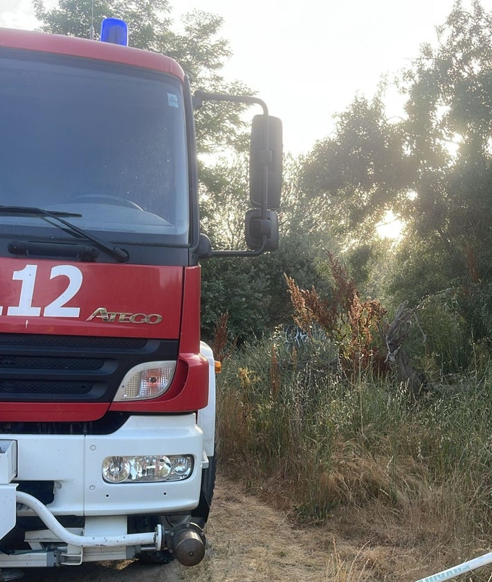 Imagen secundaria 2 - El helicóptero del Sacyl y los Bomberos de la Diputación en el lugar de los hechos.