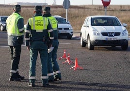 Tres agentes de la Guardia Civil en un control.