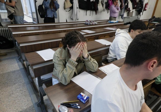 Una estudiante cierra los ojos frente al primer examen de la PAU.