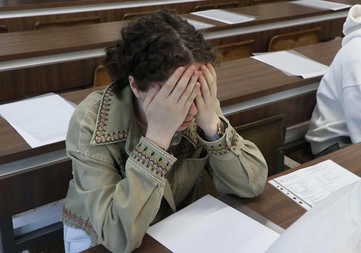 Una estudiante cierra los ojos frente al primer examen de la PAU.