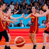 La perfumera Andrea Vilaró choca sus manos con Mariona Ortiz y Ayuso durante el choque ante Suecia.