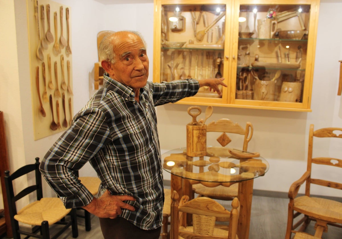 Feliciano Martín Cascón muestra algunos de los objetos de su autoría en su propio museo.