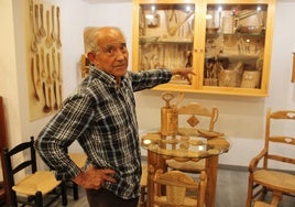 Feliciano Martín Cascón muestra algunos de los objetos de su autoría en su propio museo.