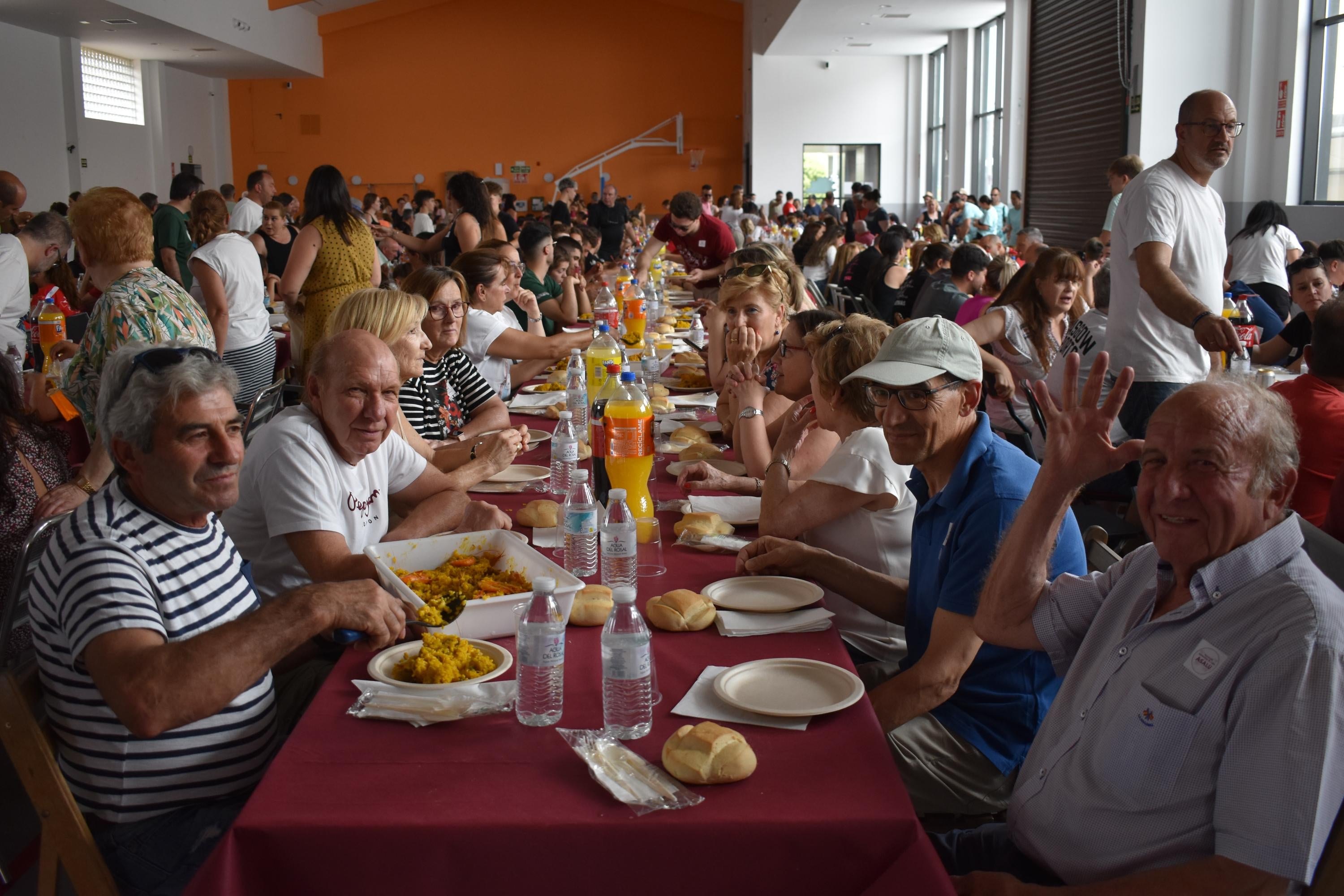 Festín gastronómico en Villares de la Reina con 3.500 raciones de paella