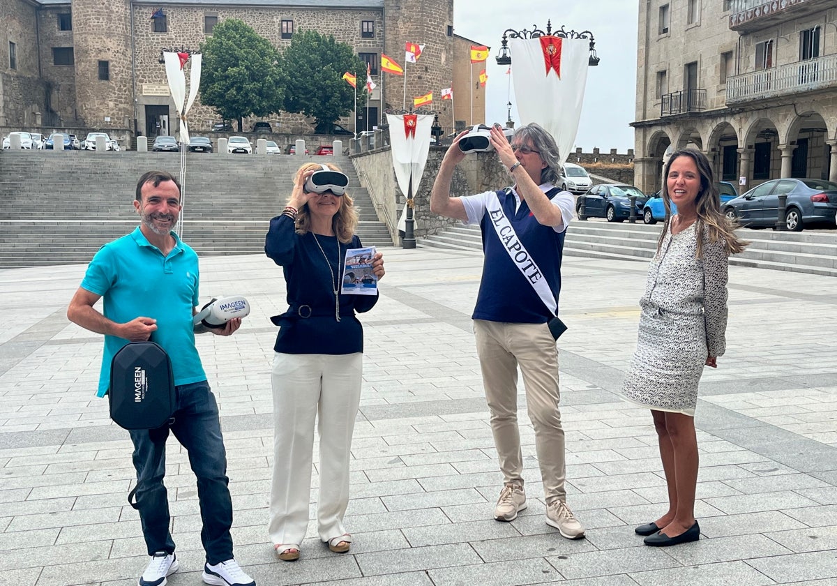 Pedro López, Purificación Pozo, Luis Francisco Martín y Nuria Casals, en la Plaza Mayor de Béjar con las gafas de realidad virtual.