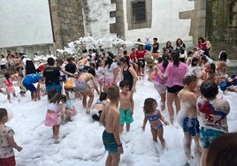 Pequeños y jóvenes han disfrutado de la fiesta de la espuma celebrada en la parte posterior de la iglesia de San Juan