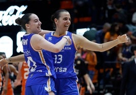 Iyana Martín y Andrea Vilaró se abrazan durante un choque de esta temporada pasada.