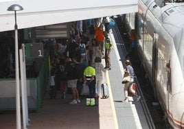 Algunos pasajeros de un Alvia con origen Madrid se bajan en la estación de tren de Salamanca.