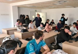 El alcalde de Salamanca, Carlos García Carbayo, visita talleres formativos en nuevas tecnologías e Inteligencia Artificial dirigidos a jóvenes.