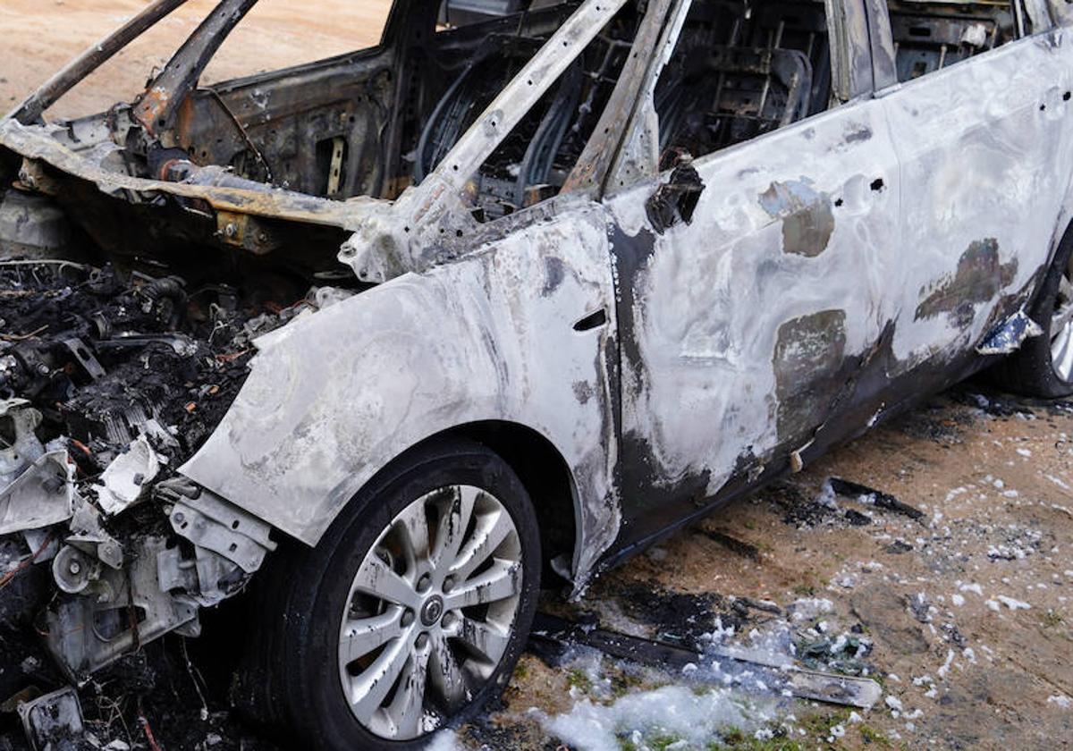 Imagen de un coche calcinado en Salamanca.