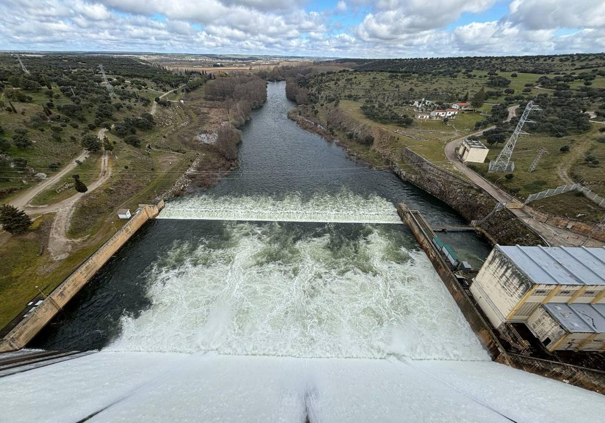 Imagen del embalse de Santa Teresa con cuatro de sus cinco compuertas abiertas.