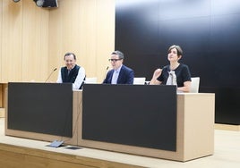 El embajador de India en España, Dinesh Kumar; el rector de Universidad, Juan Manuel Corchado y la directora del CIE, Susana Azpiazu.