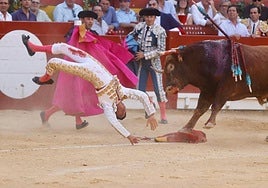 Momento del percance con el toro de Núñez del Cuvillo.