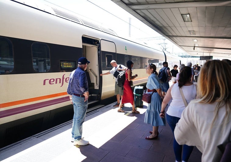 Viajeros bajando de un tren procedente de Madrid.