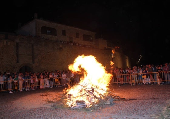 Hoguera en la Puerta de Santiago, en la muralla mirobrigense