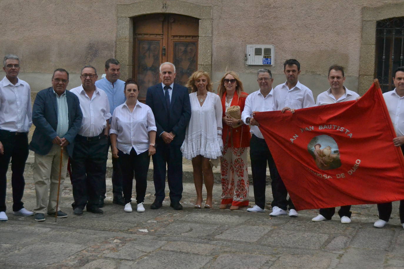 Hinojosa “echa” la bandera a pesar del viento y la lluvia