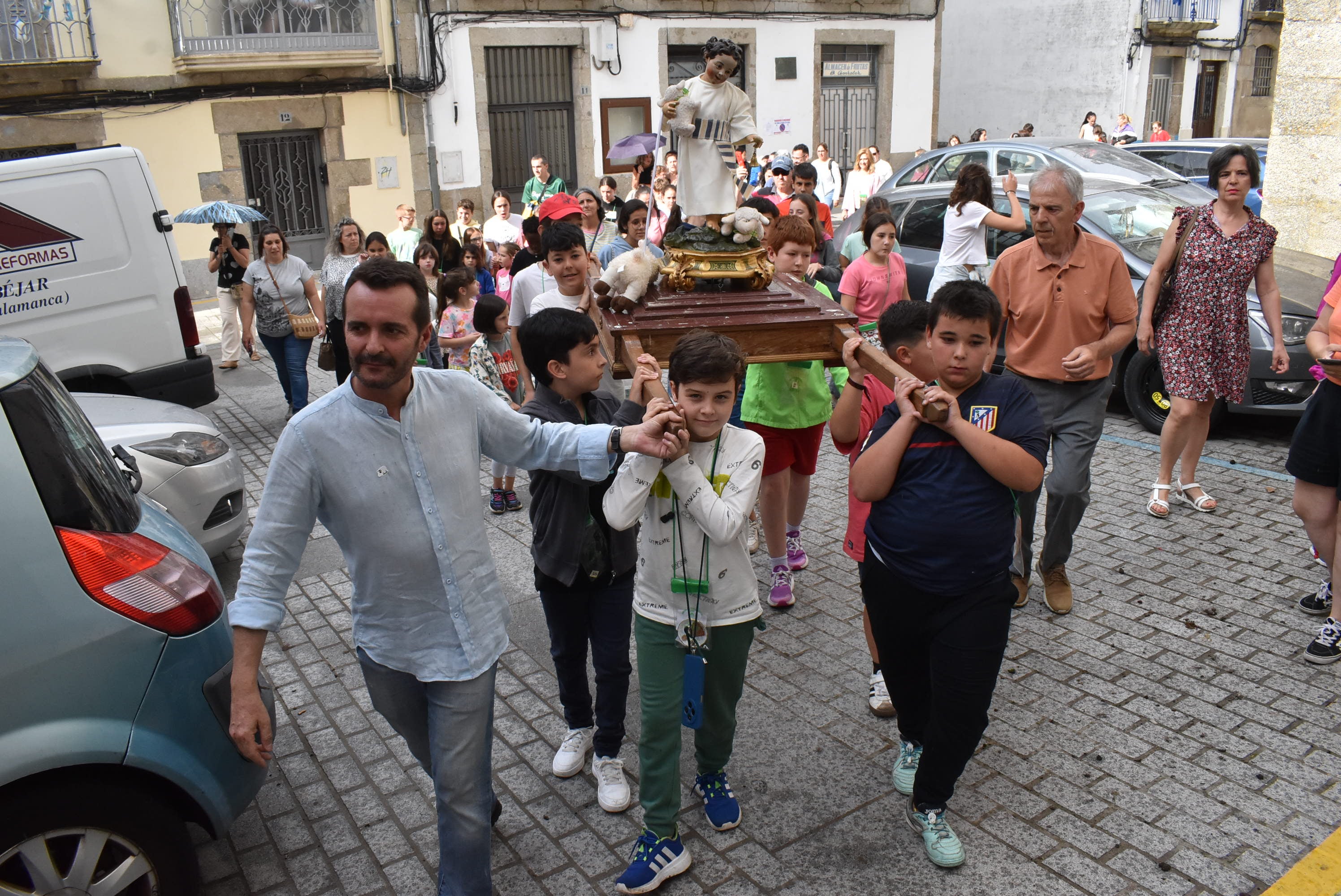 Béjar reta al mal tiempo y revive la tradición de los Arcos de San Juanito