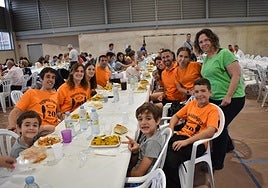 Vecinos de Valverdón en la paella.