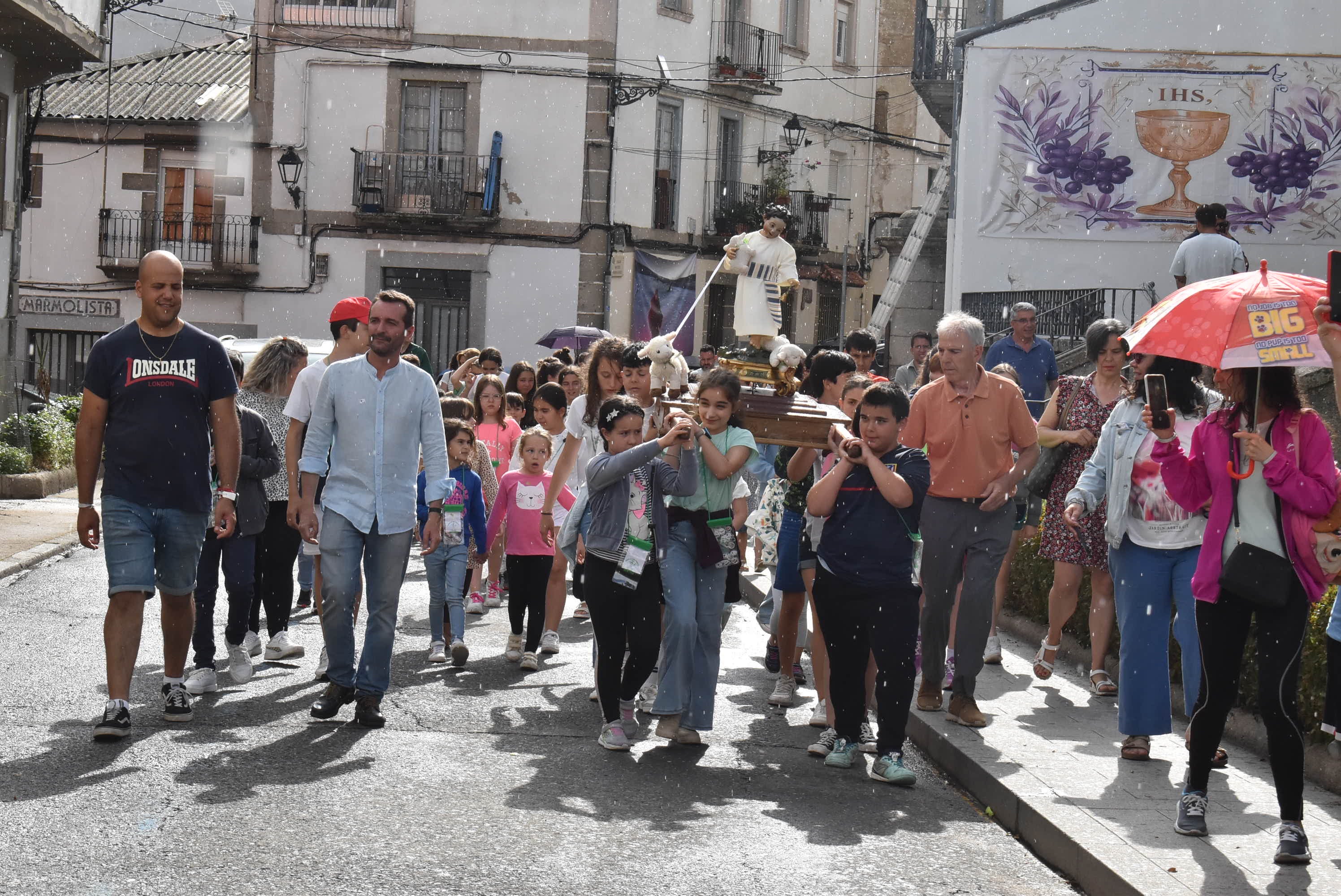 Béjar reta al mal tiempo y revive la tradición de los Arcos de San Juanito