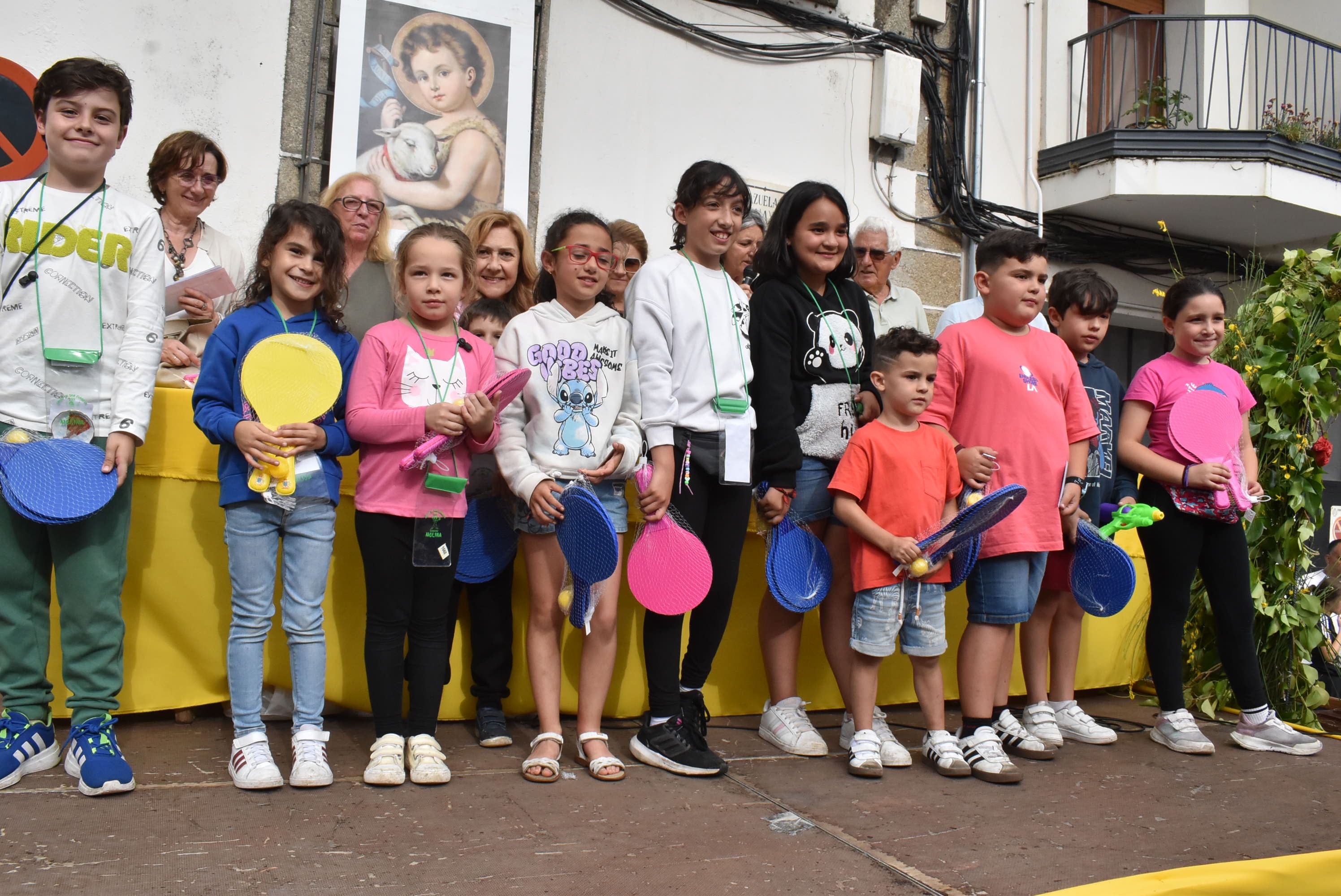 Béjar reta al mal tiempo y revive la tradición de los Arcos de San Juanito