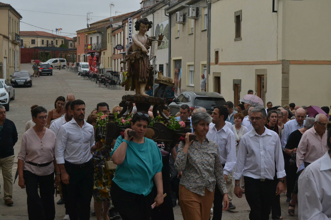 Hinojosa “echa” la bandera a pesar del viento y la lluvia