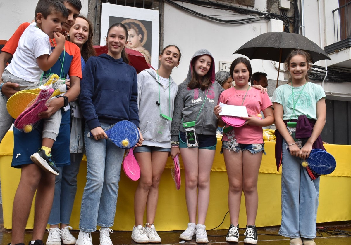 Béjar reta al mal tiempo y revive la tradición de los Arcos de San Juanito