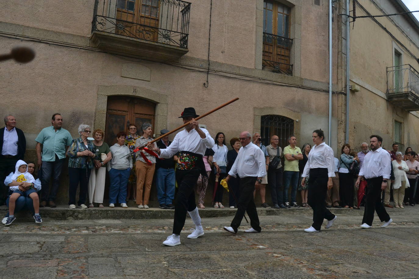 Hinojosa “echa” la bandera a pesar del viento y la lluvia