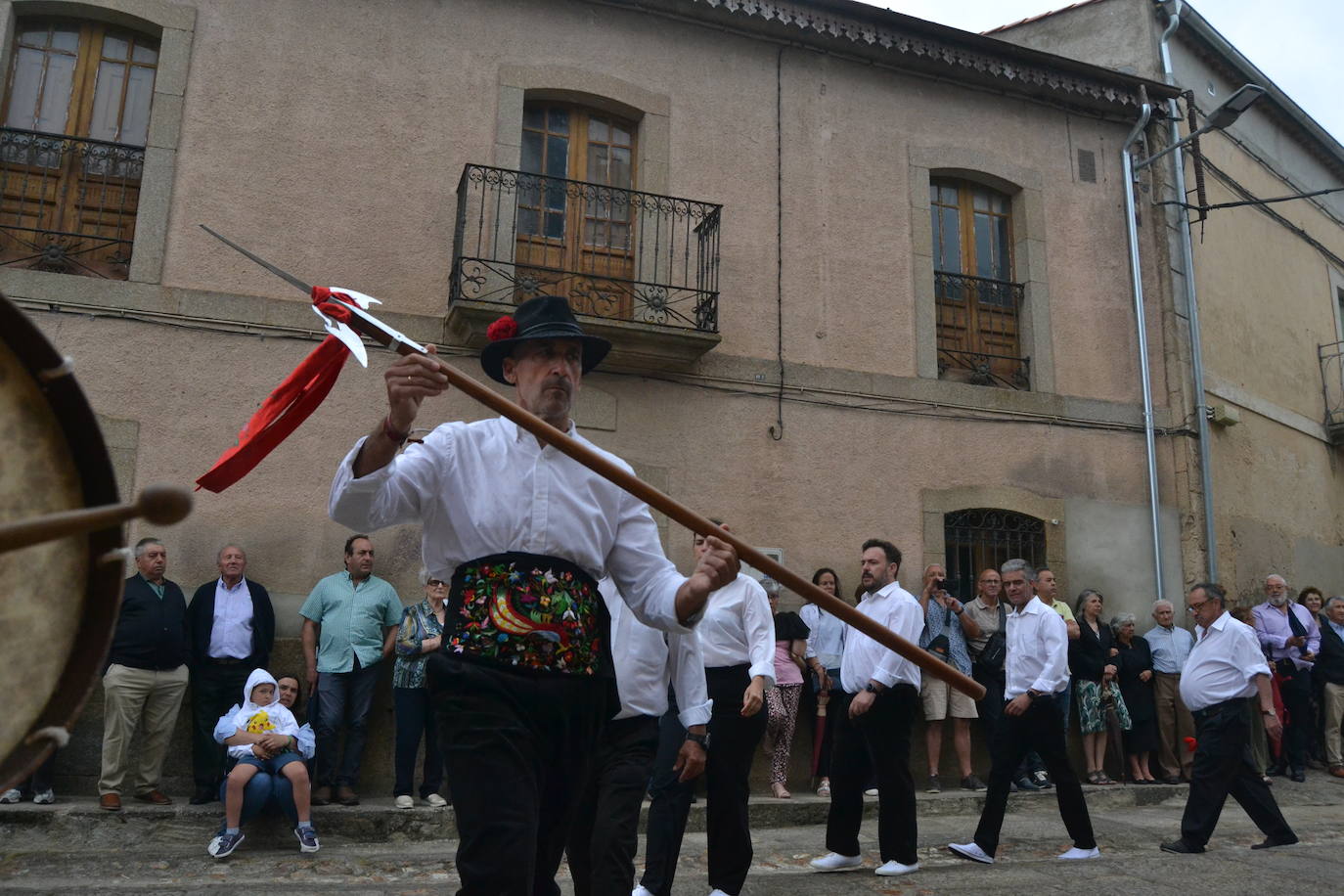 Hinojosa “echa” la bandera a pesar del viento y la lluvia