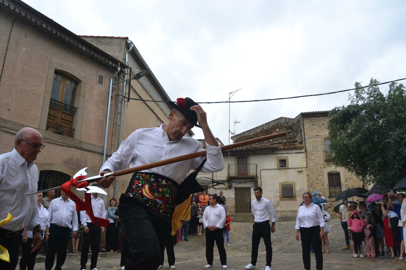 Hinojosa “echa” la bandera a pesar del viento y la lluvia