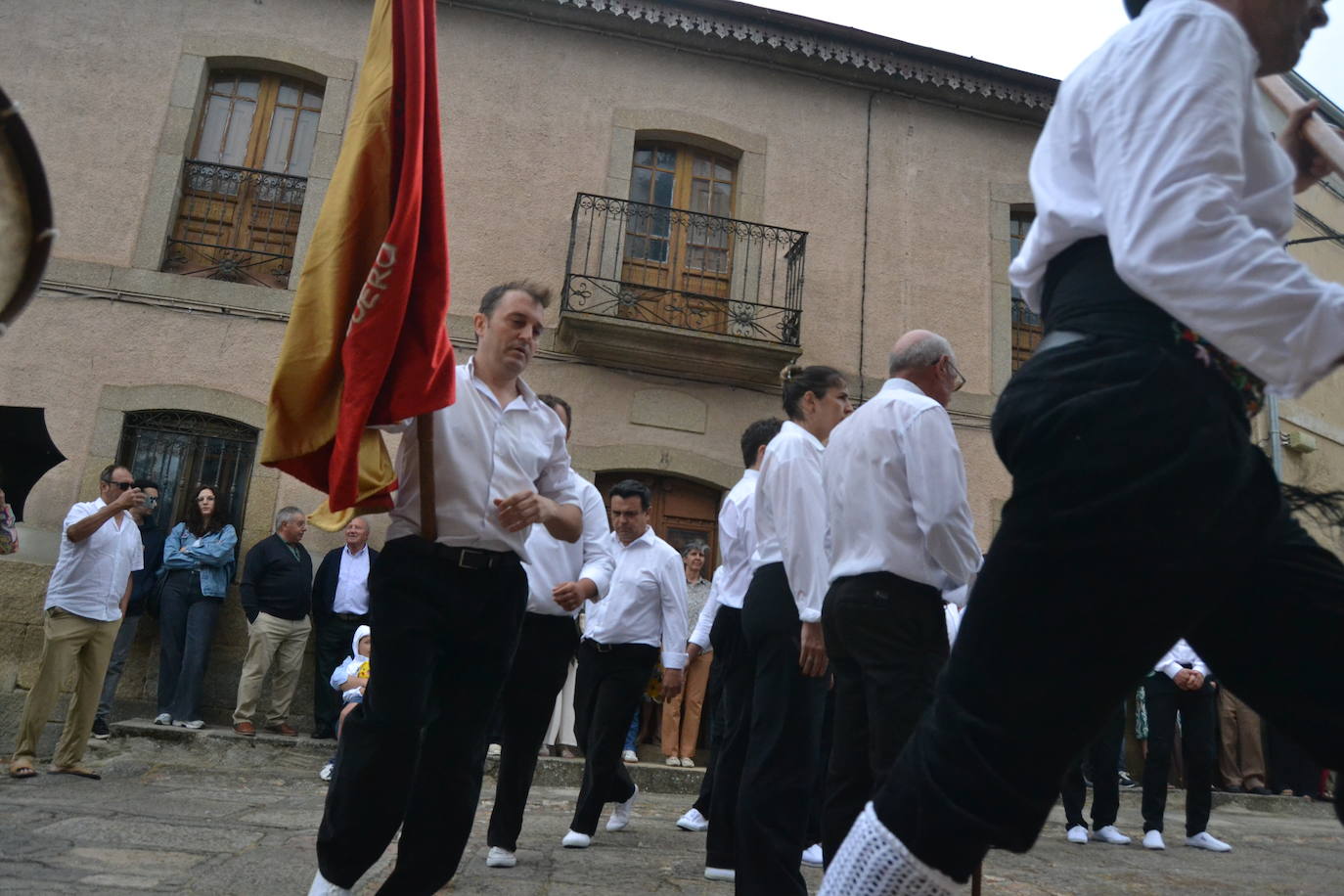 Hinojosa “echa” la bandera a pesar del viento y la lluvia