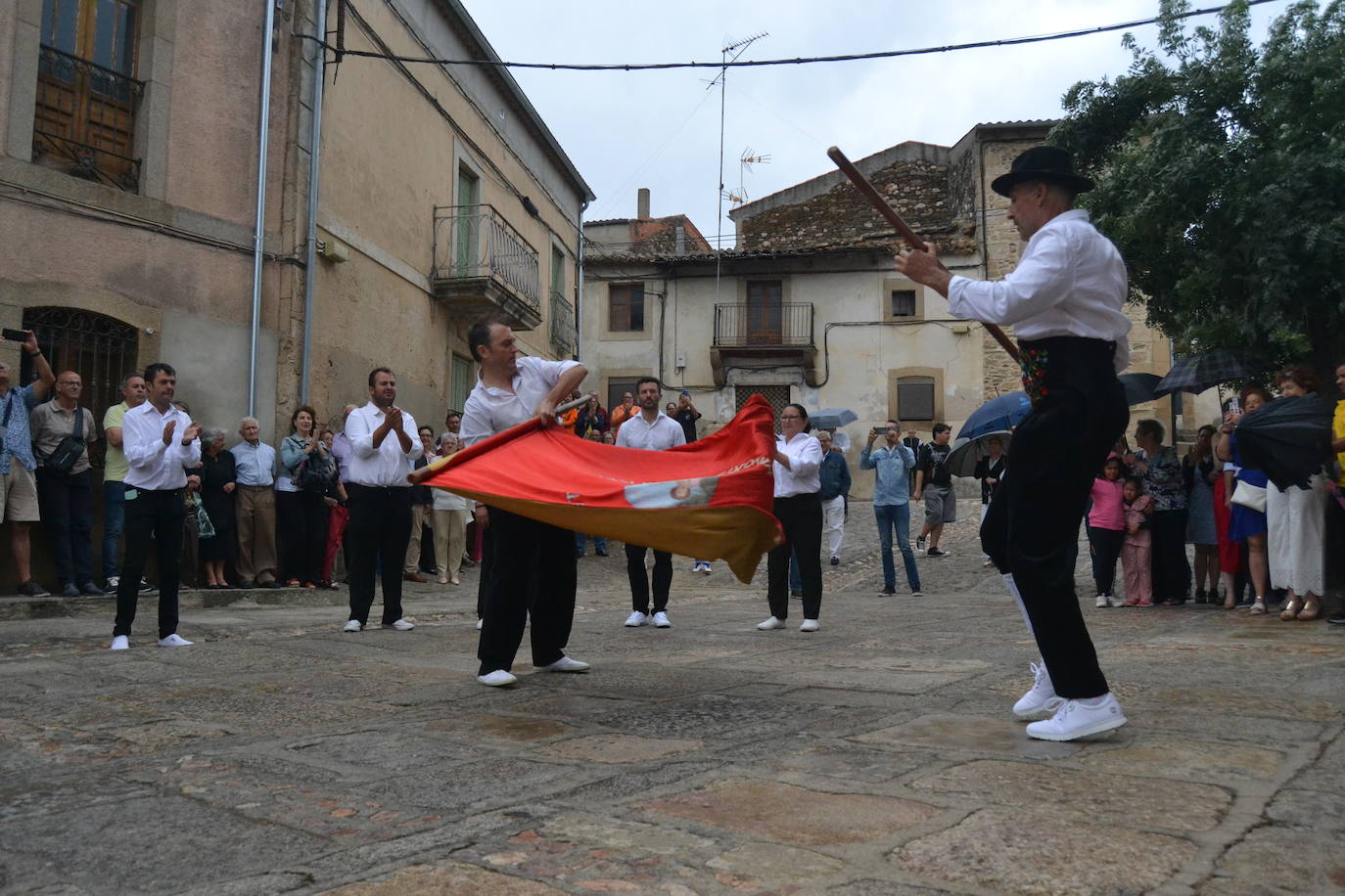 Hinojosa “echa” la bandera a pesar del viento y la lluvia