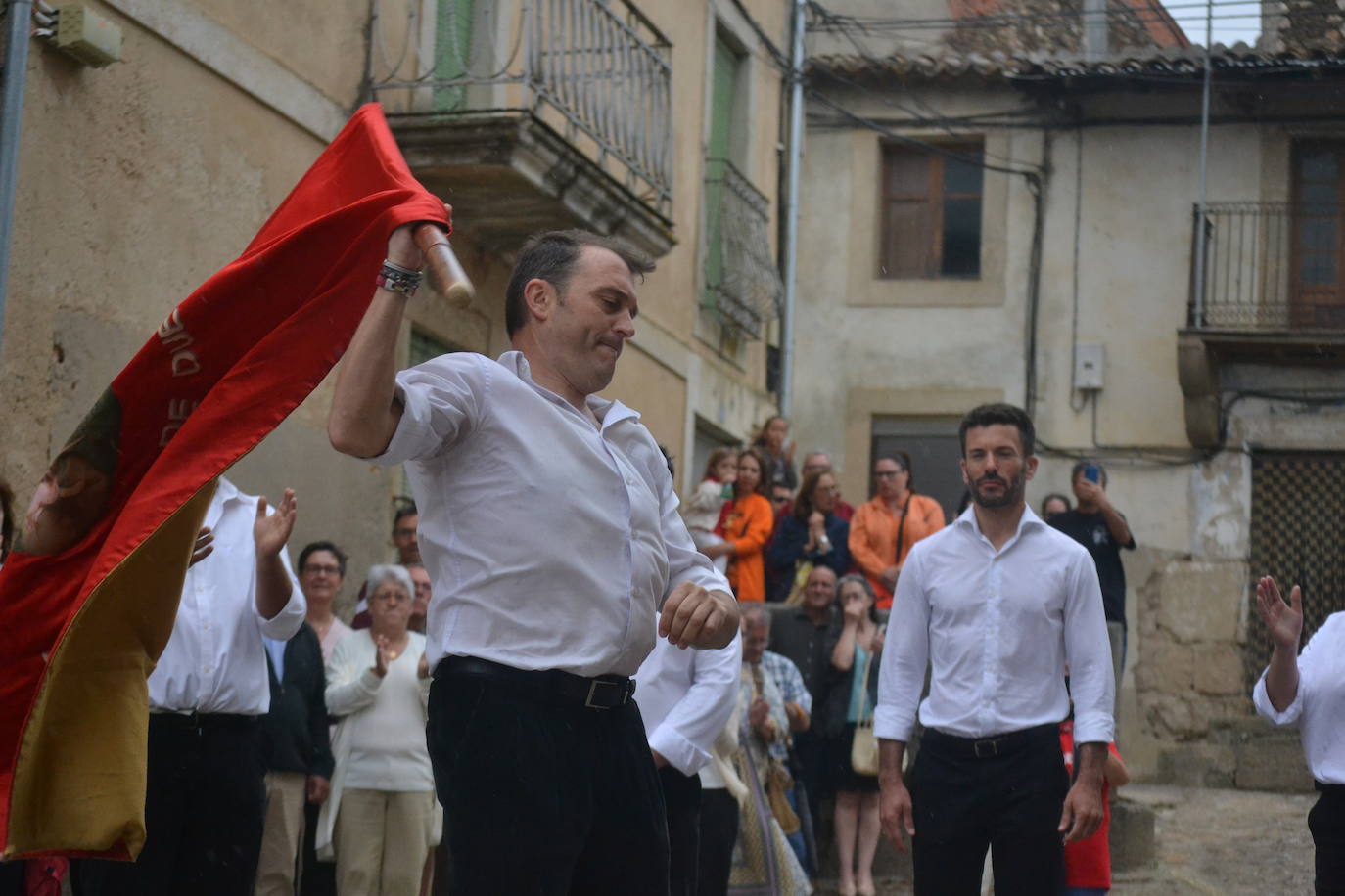 Hinojosa “echa” la bandera a pesar del viento y la lluvia