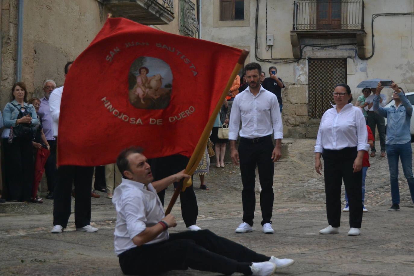 Hinojosa “echa” la bandera a pesar del viento y la lluvia