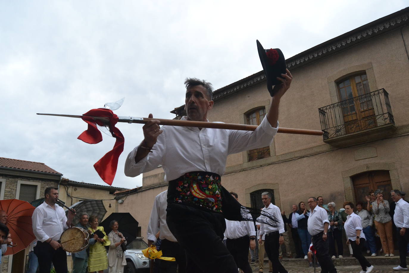 Hinojosa “echa” la bandera a pesar del viento y la lluvia