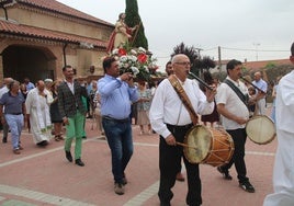 La salida de la imagen de San Juan en procesión en Garcihernández.
