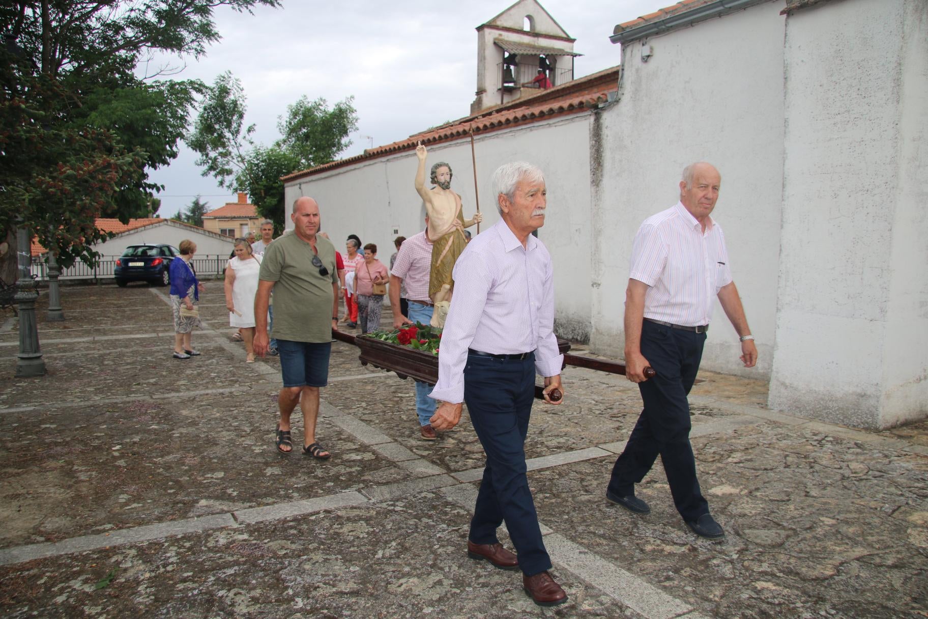 Unidos en torno al patrón mirando al cielo en Monterrubio de la Sierra