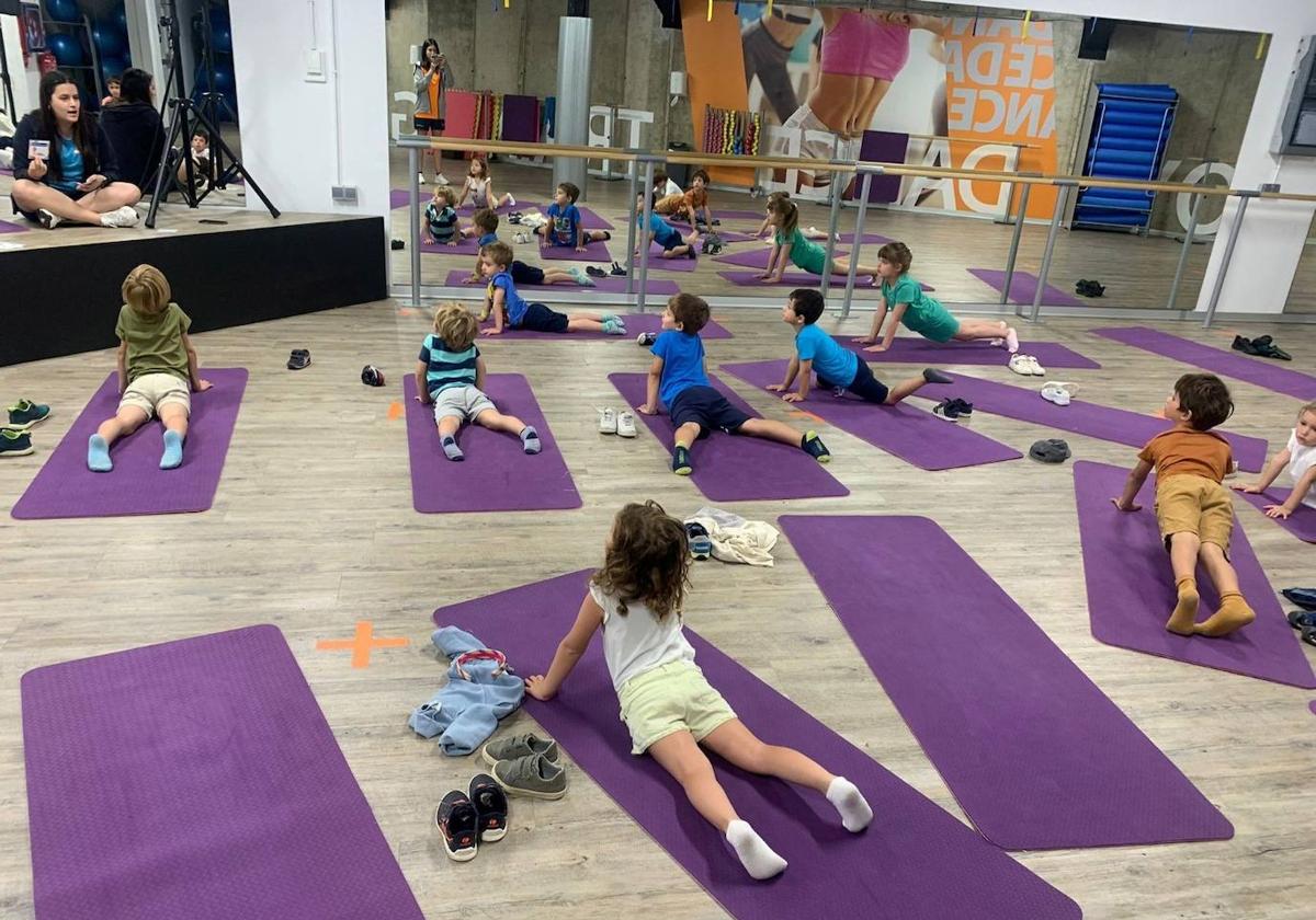 Varios niños durante las actividades ofertadas por los espacios deportivos Enjoy!.