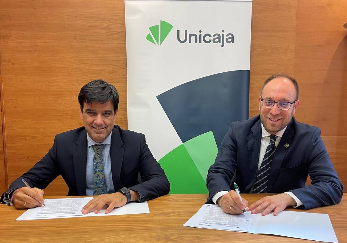 El director territorial de Unicaja en Castilla y León, Manuel Rubio, y el alcalde de Ciudad Rodrigo, Marcos Iglesias.
