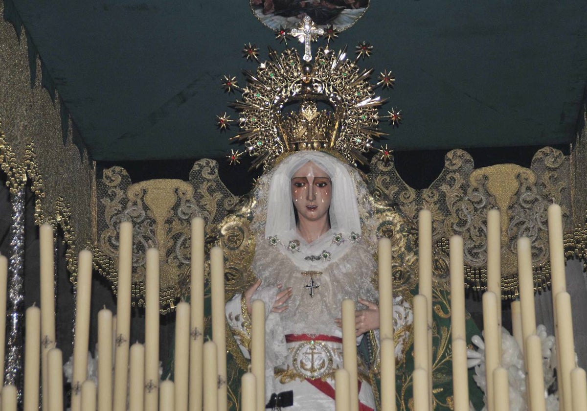 Nuestra Señora de la Esperanza, bajo palio.