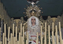 Nuestra Señora de la Esperanza, bajo palio.