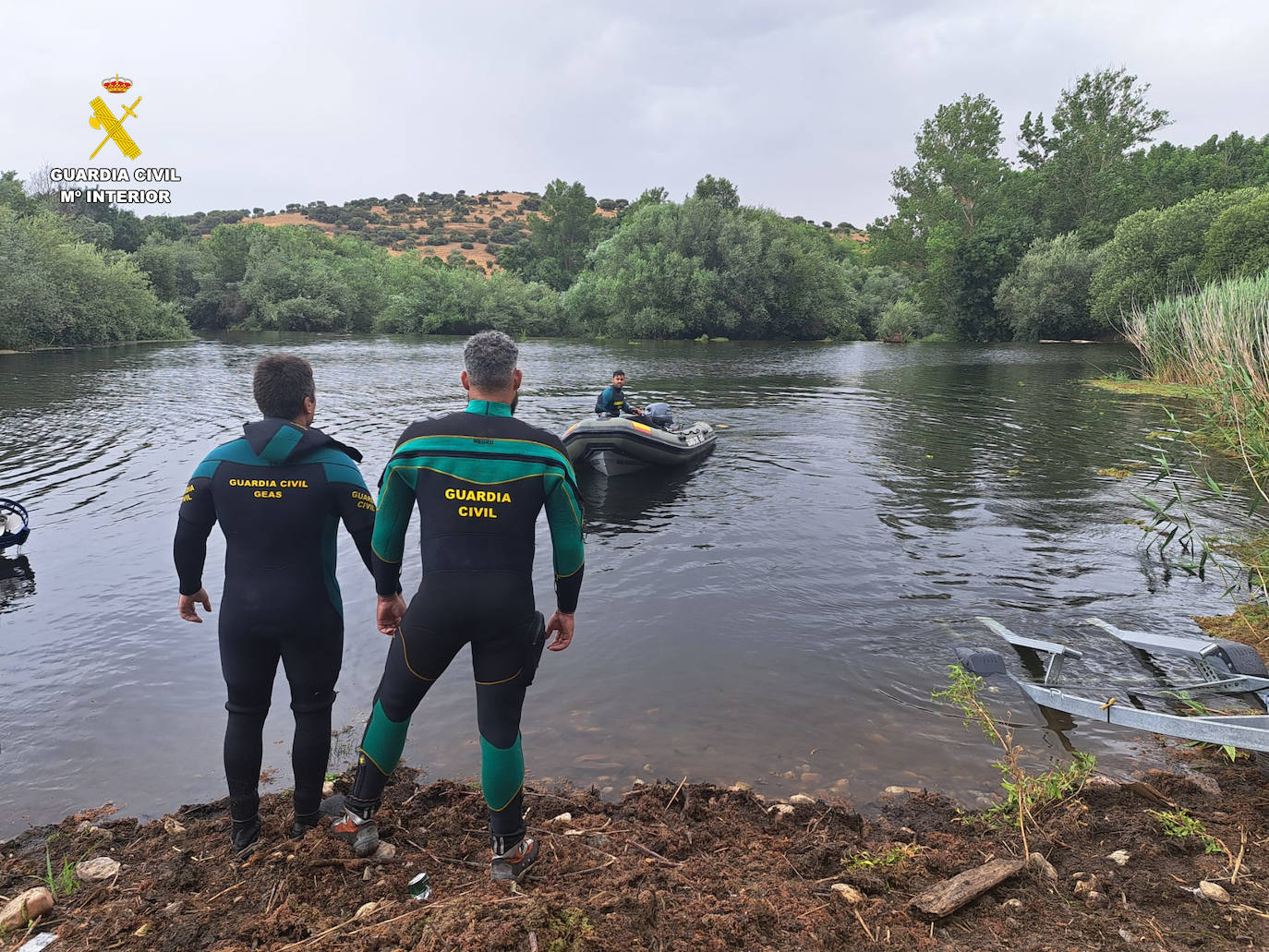 Buzos, bomberos y Guardia Civil, contra el Tormes y el tiempo: el rescate del menor desaparecido en Alba fue «una operación de riesgo extremo»