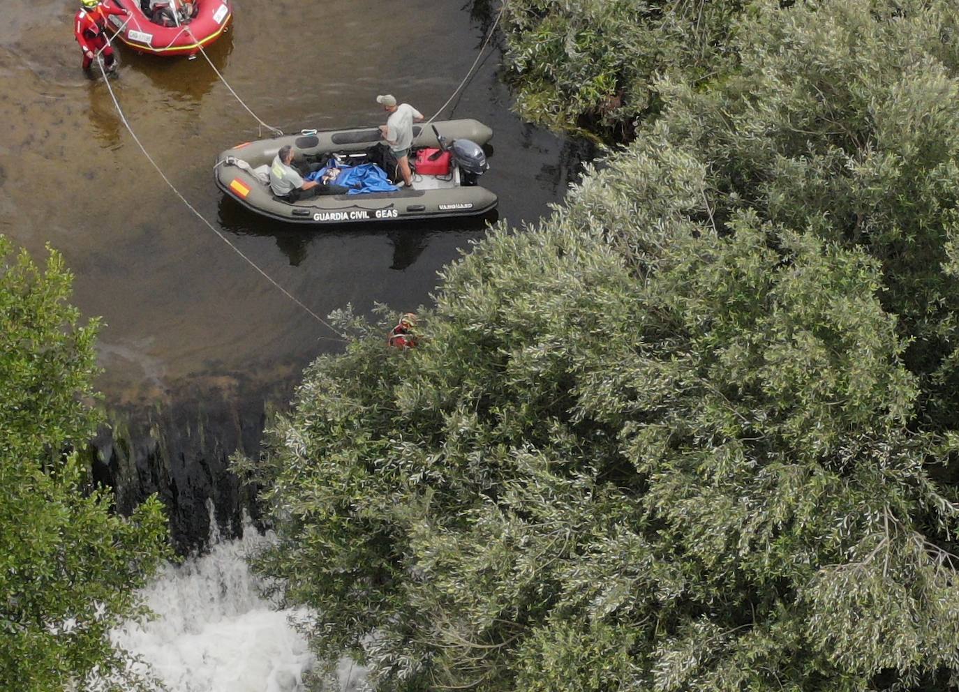 Buzos, bomberos y Guardia Civil, contra el Tormes y el tiempo: el rescate del menor desaparecido en Alba fue «una operación de riesgo extremo»