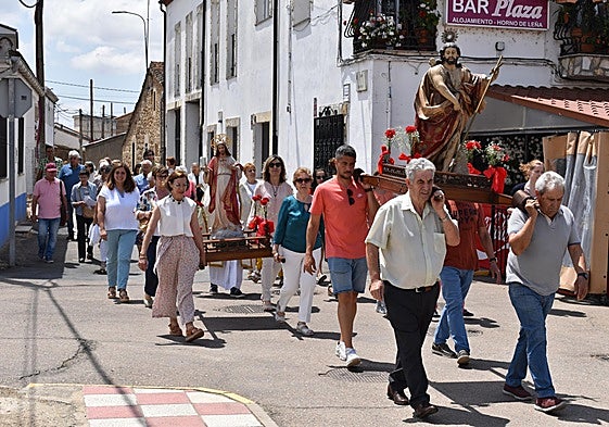 Vecinos durante la procesión de Pelabravo.