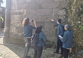 Un grupo de turistas en una visita guiada