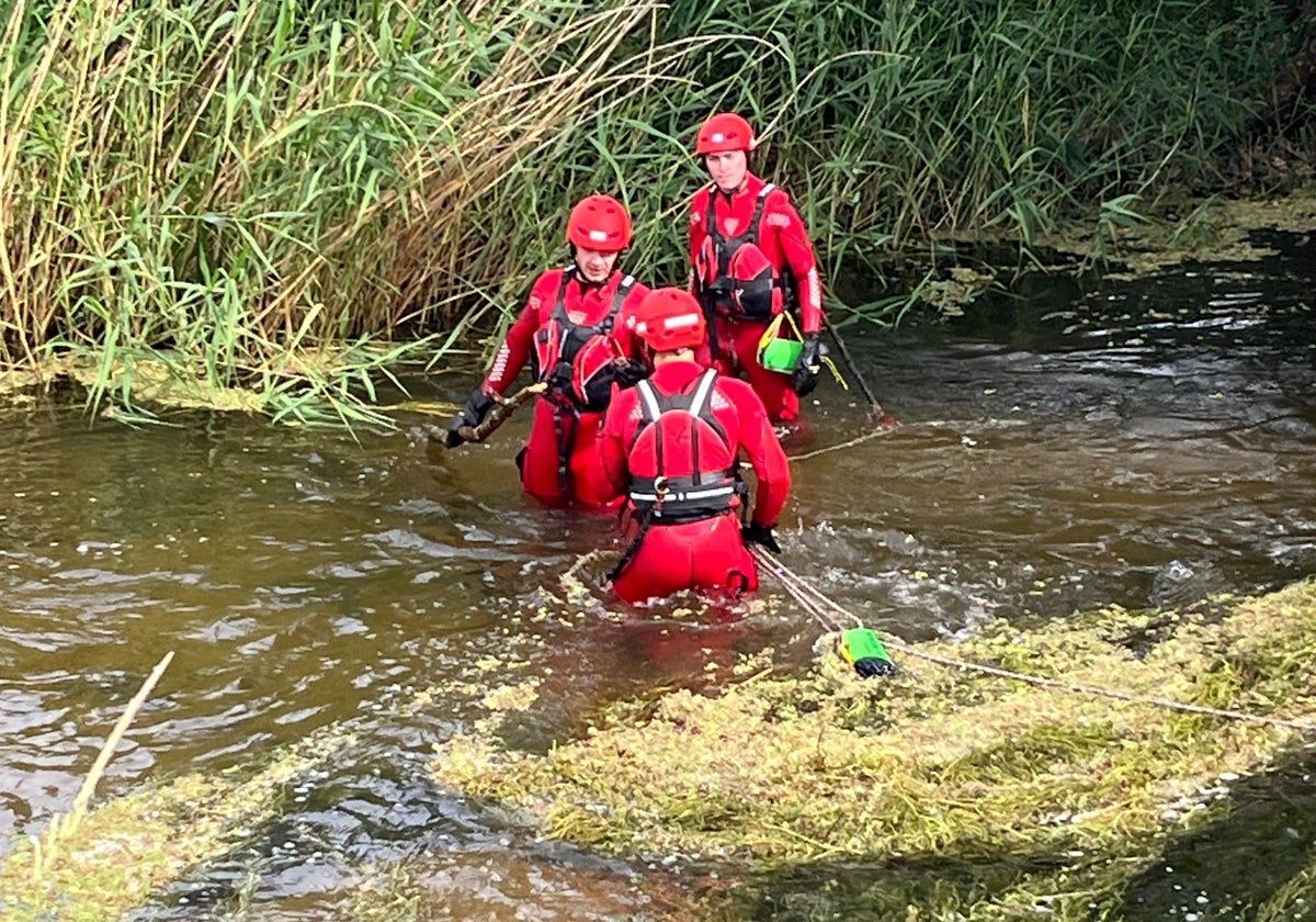 Bomberos de la Diputación, en un momento de la búsqueda del joven en el río Tormes, a su paso por Alba.