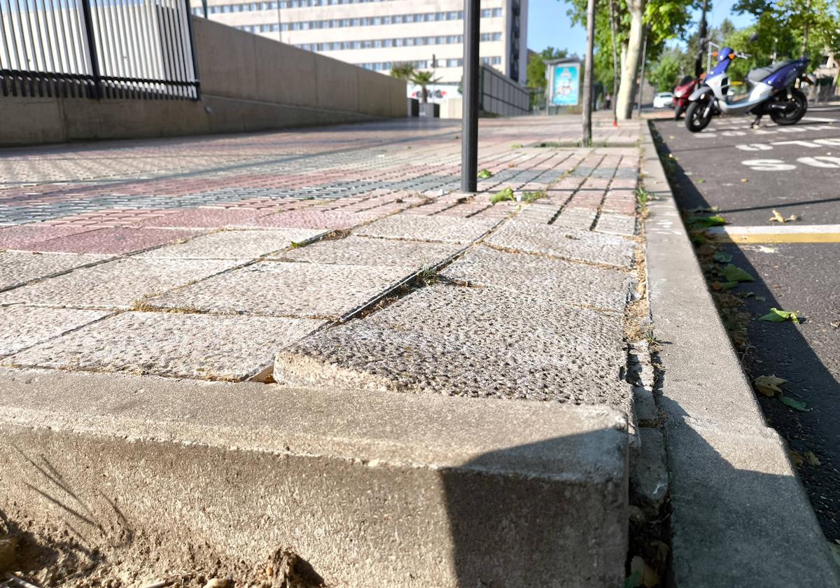 La acera 'se rinde' en San Vicente