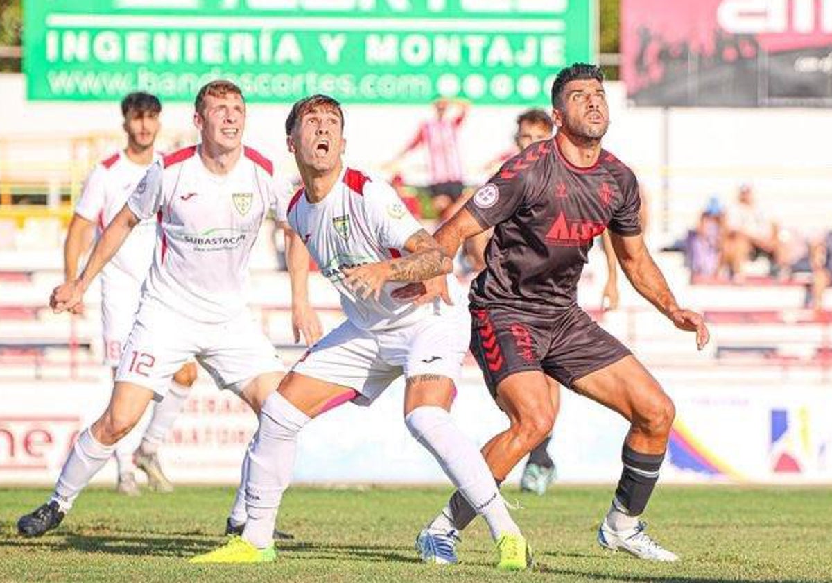Aleix Ruiz (izquierda) forcejea por hacerse con la posición con un delantero rival.